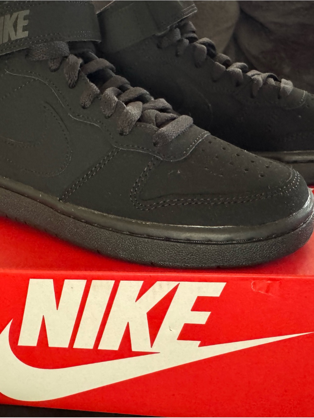 Brand New Nike Court Borough Mid 2 Triple Black Size 4Y - Picture 4 of 5